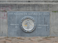 848232 Afbeelding van de 'herdenkingsplaquette 100 jaar algemeen kiesrecht' (1919-2019), onder het bordes van het ...